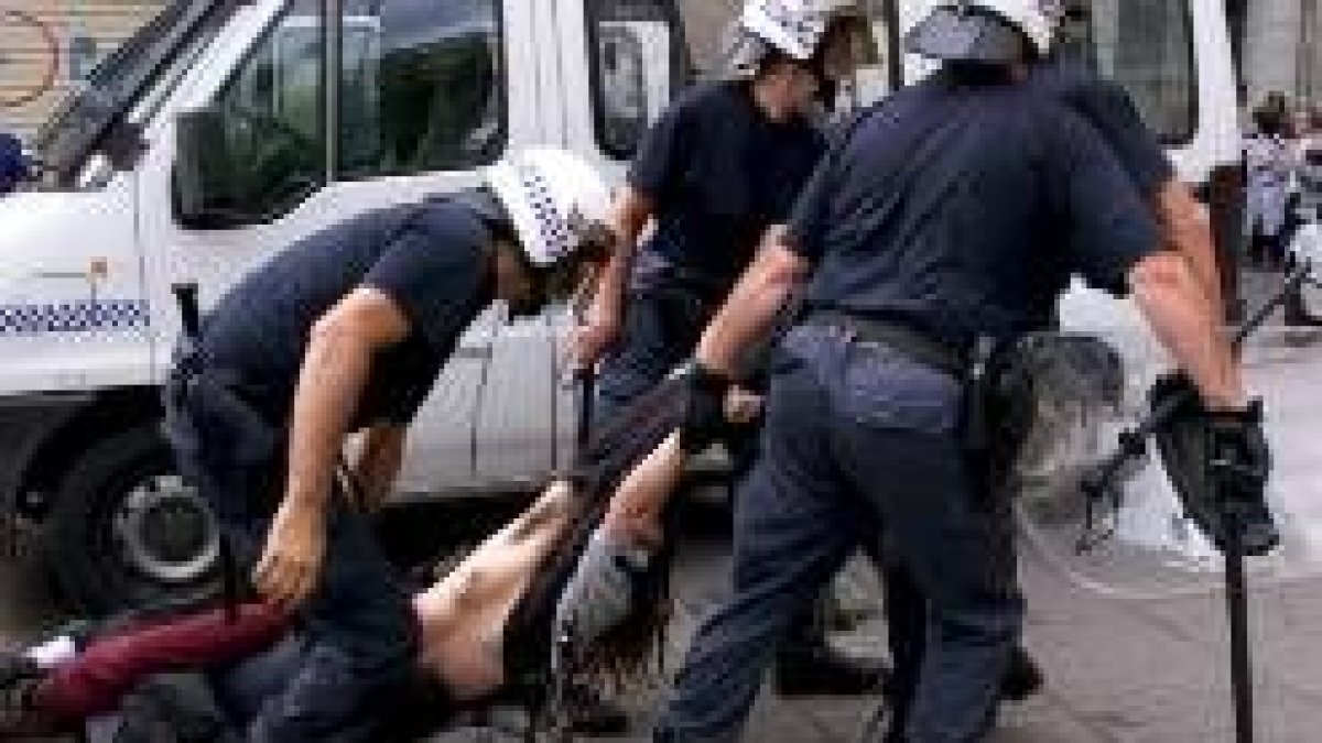 Agentes de policía durante uno de los últimamente habituales desalojos de okupas en Barcelona