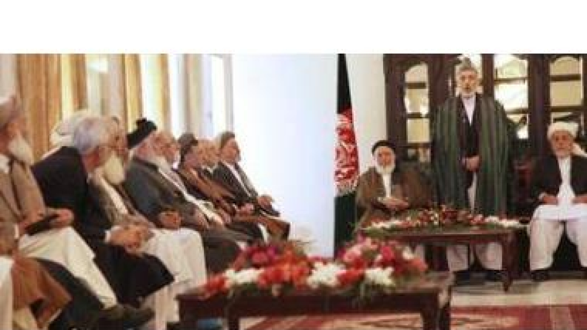 El presidente de Afganistán, Hamid Karzai, reza durante la apertura del Consejo de Paz.