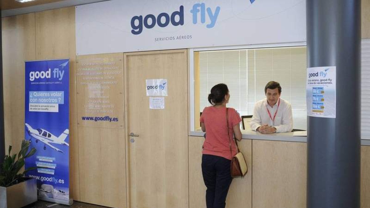 Mostrador del stand de Good Fly en el aeropuerto de Vilafría, en Burgos.