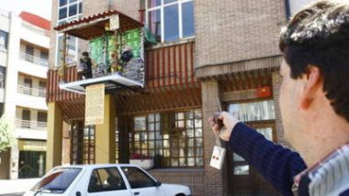 Emilio Posada pulsa el mando a distancia para que funcione el mayo