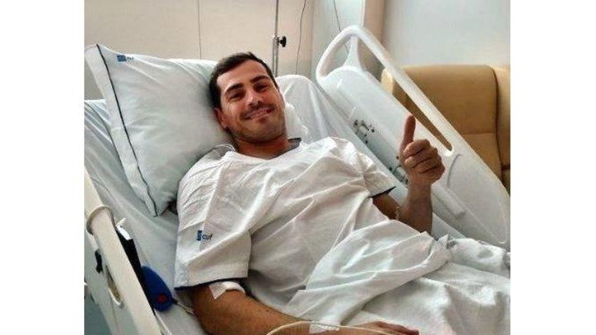 Iker Casillas en el hospital de Oporto en el que se recupera del infarto que sufrió.