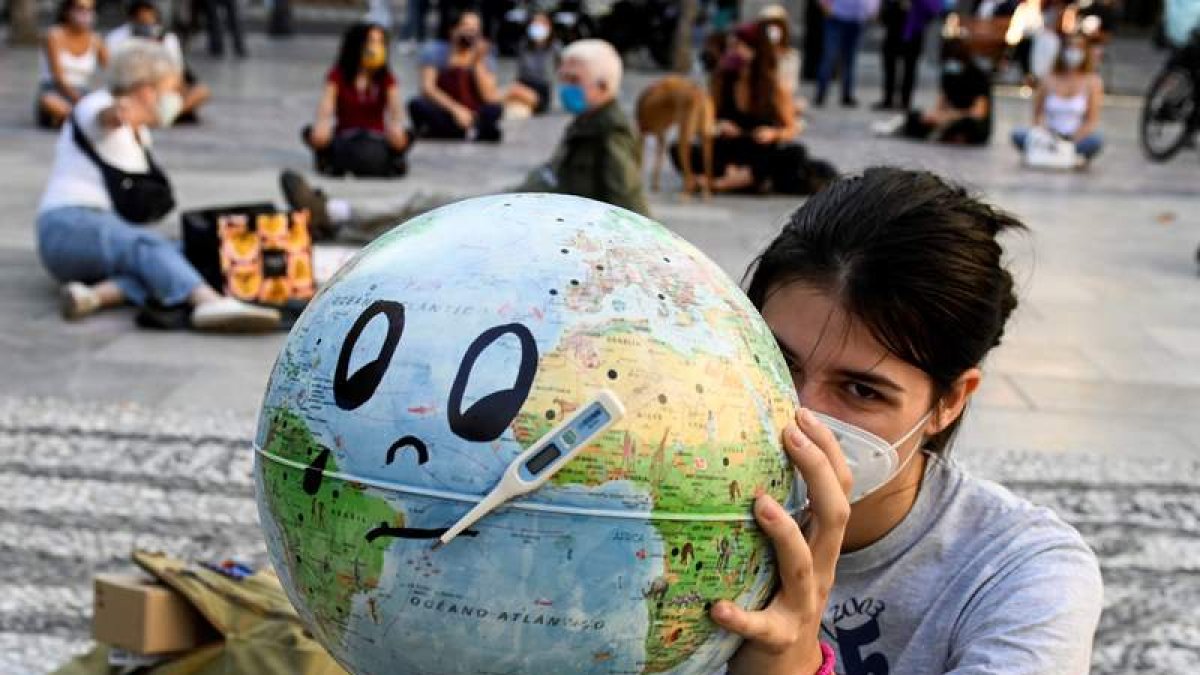 Una activista en Granada contra el cambio climático. MIGUEL ÁNGEL MOLINA