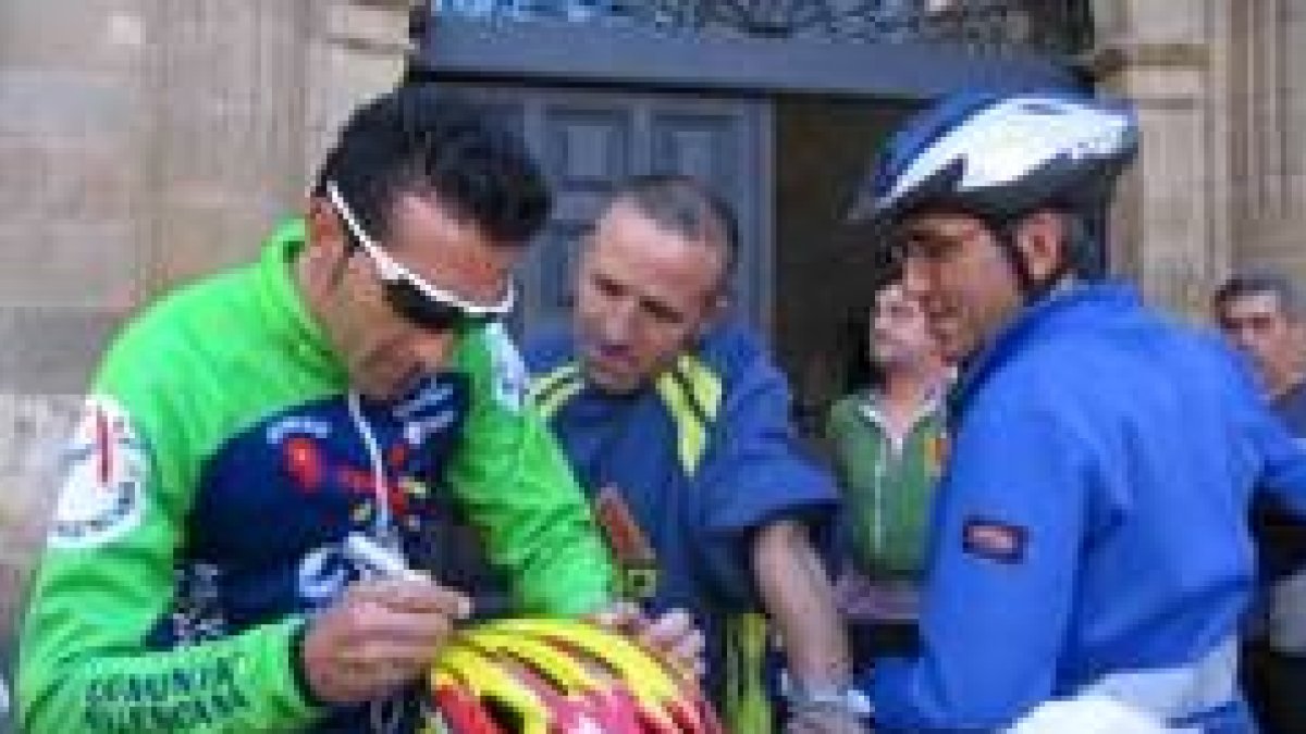La plaza Mayor se llenó de aficionados al ciclismo