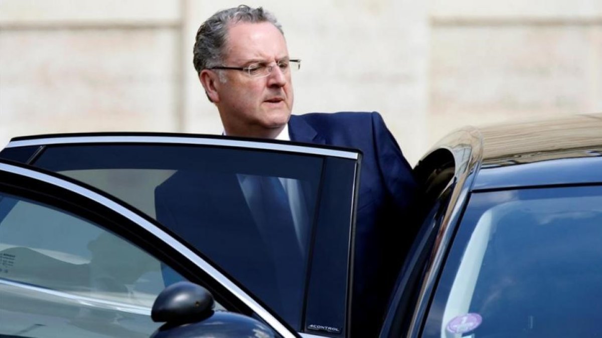 Richard Ferrand sale del Elíseo tras el Consejo de Ministros.