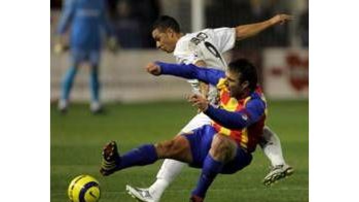 Marchena pugna con Rubén Castro por la posesión del balón
