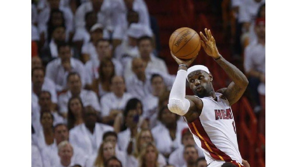 El jugador de los Miami Heat tira a canasta durante el partido contra los Oklahoma City Thunder.