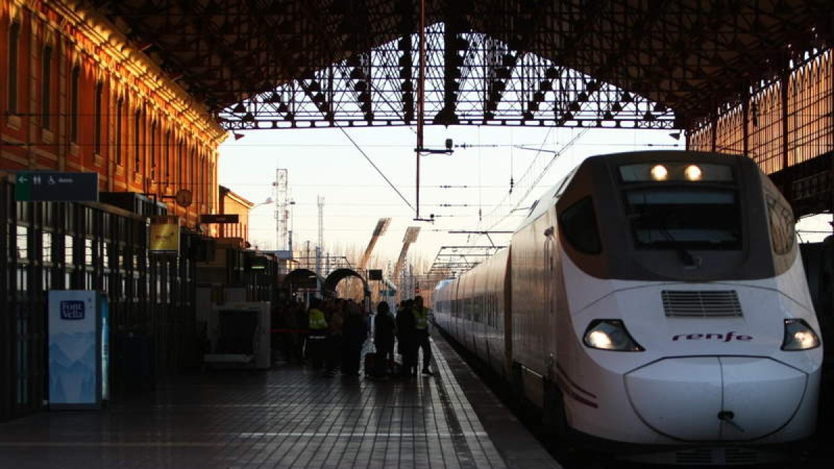 Viajeros bajan de uno de los Alvia que llegan a León, que ahora se han suprimido.