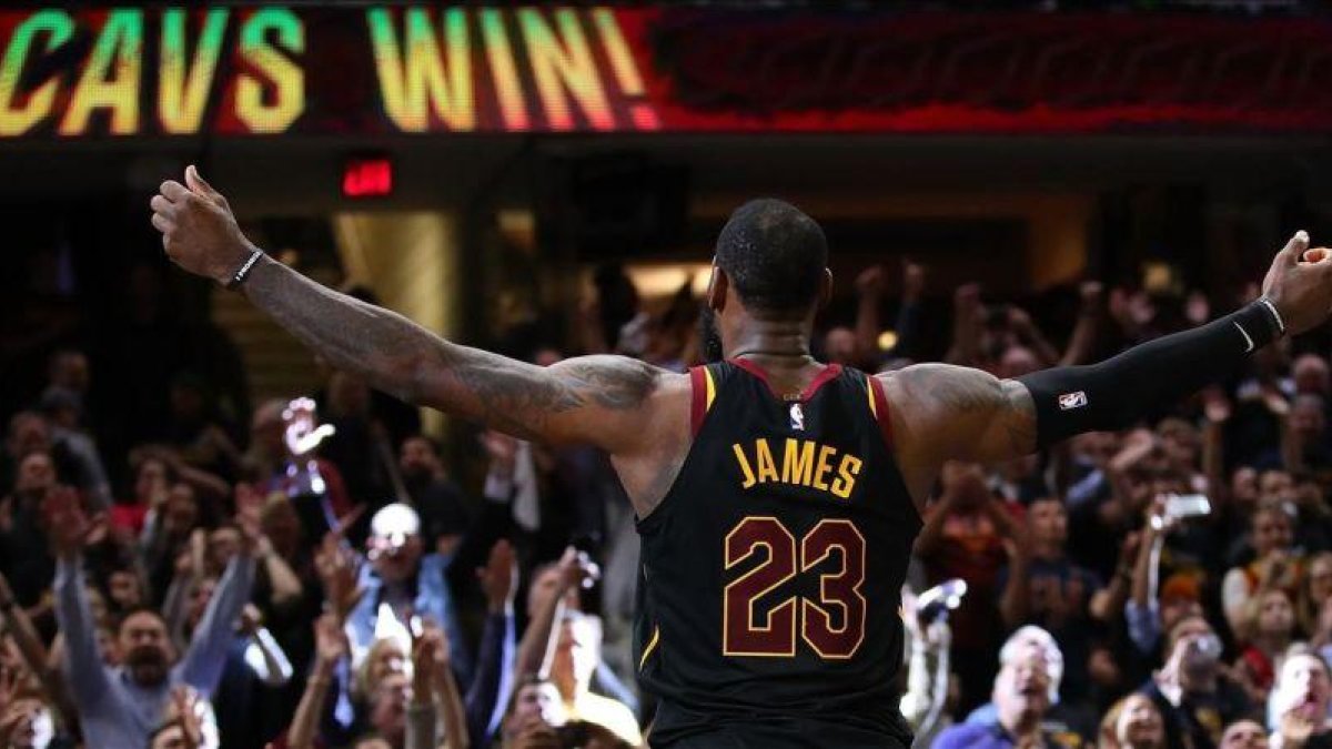 Lebron James celebra la victoria de los Cavs tras anotar el tiro decisivo.