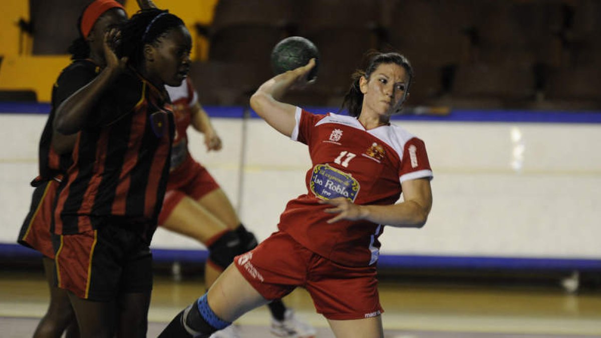 La extremo Sonia Rodríguez arma el brazo para lanzar tras superar la defensa rival.