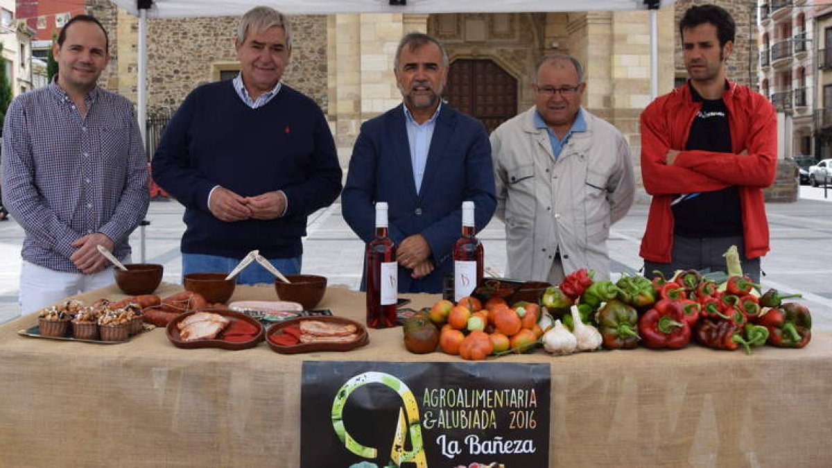 Iván Martínez del Mirador del Ermitage, el chef Paco Rubio, J.M. Palazuelo, alcalde de La Bañeza, Tomás Gallego, concejal de Ferias y Sergio González de Confitería Conrado. DL