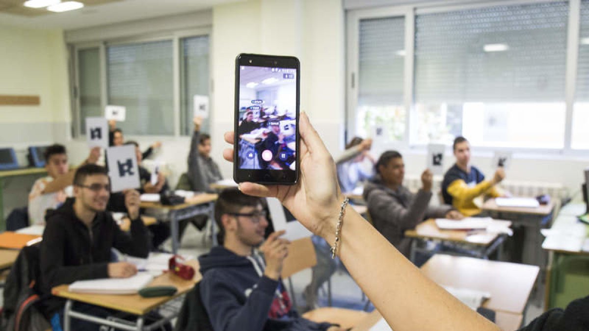 Uso de un teléfono móvil en un centro de Formación Profesional de la capital leonesa. FERNANDO OTERO
