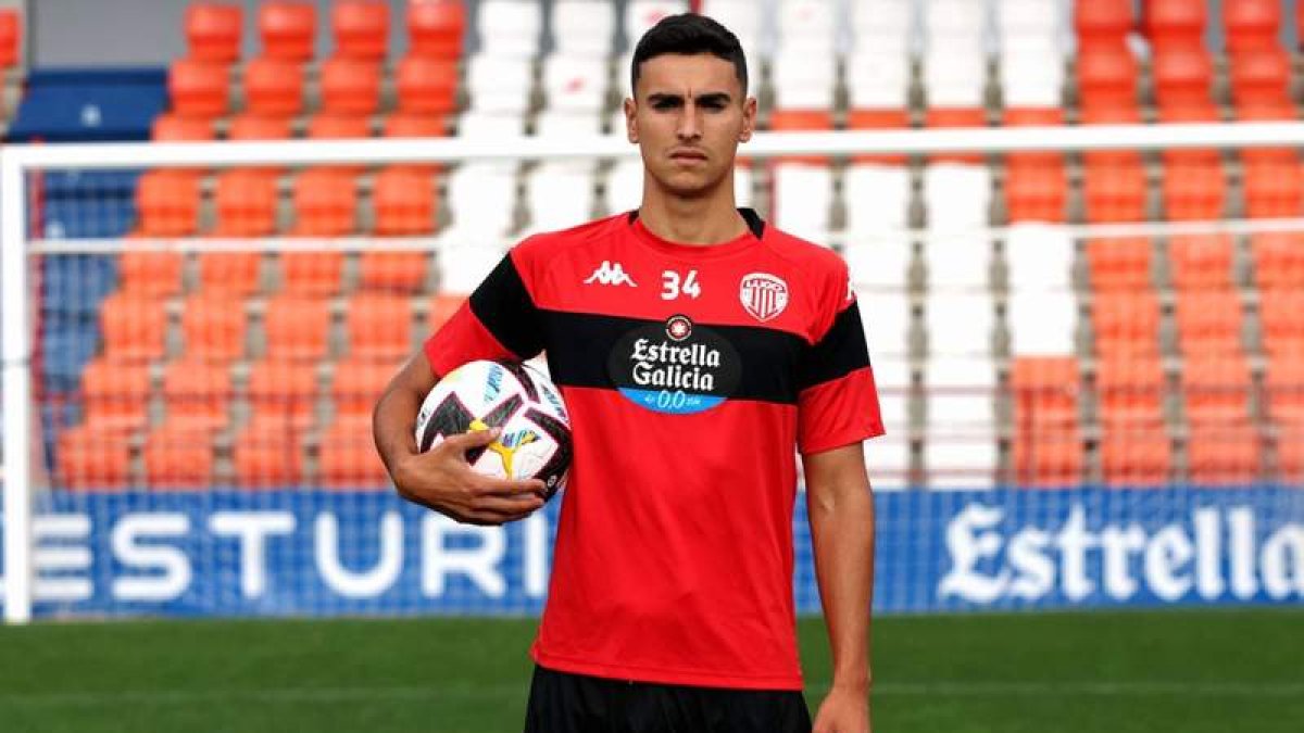 Jesús Fernández es la segunda incorporación del equipo berciano tras la del mediapunta/extremo Brais Abelenda. DL