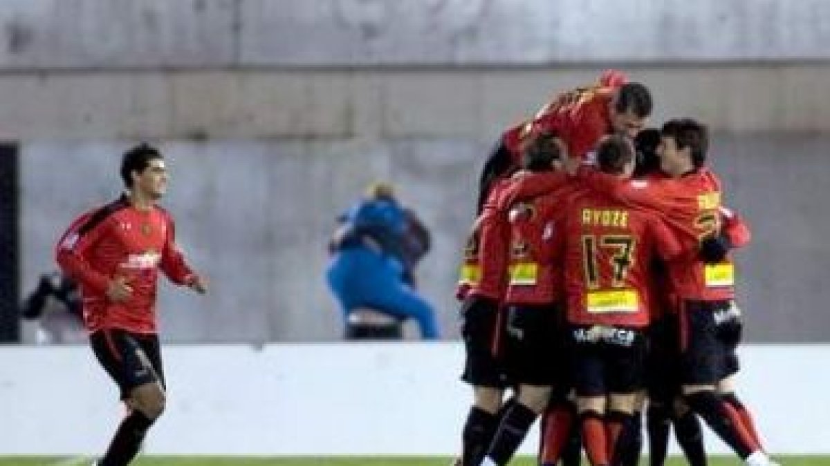 El delantero del Osasuna Portillo, a la derecha, pelea por conseguir la posesión del esférico con Ai