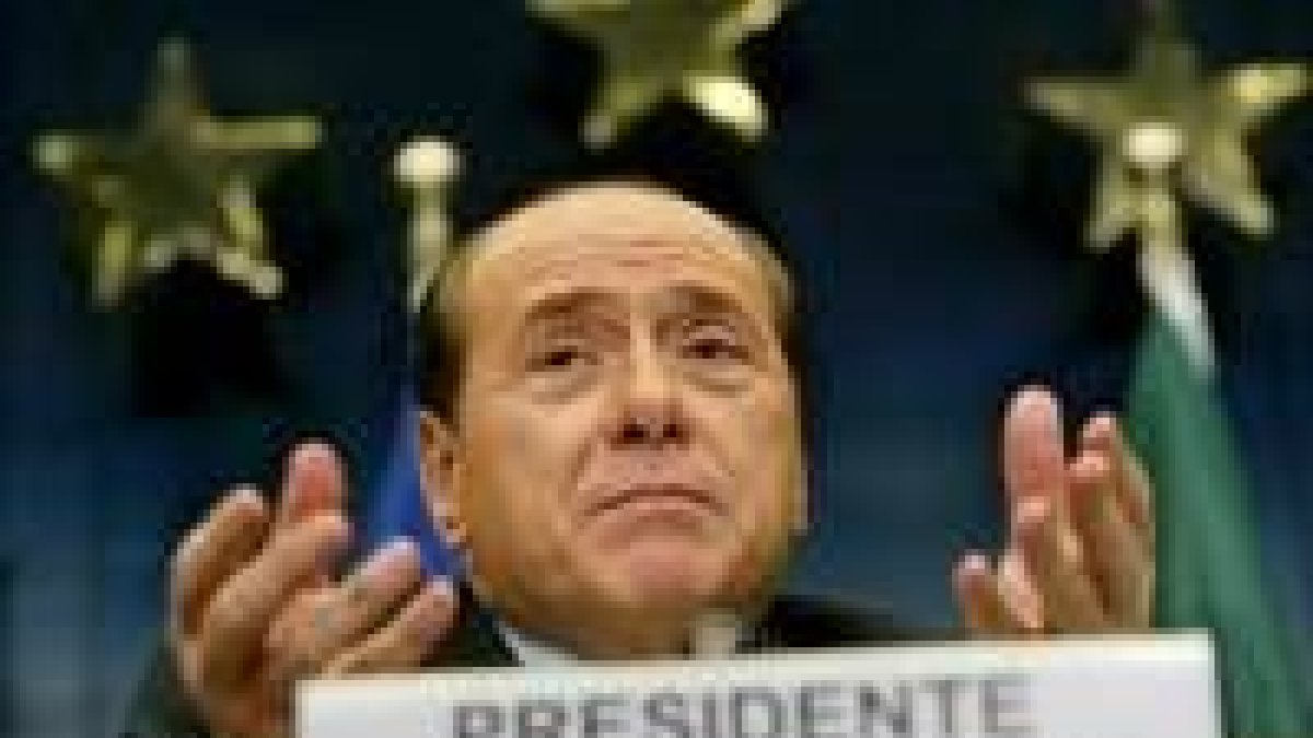 Berlusconi comunica a la prensa el fracaso de la cumbre sobre la Constitución europea
