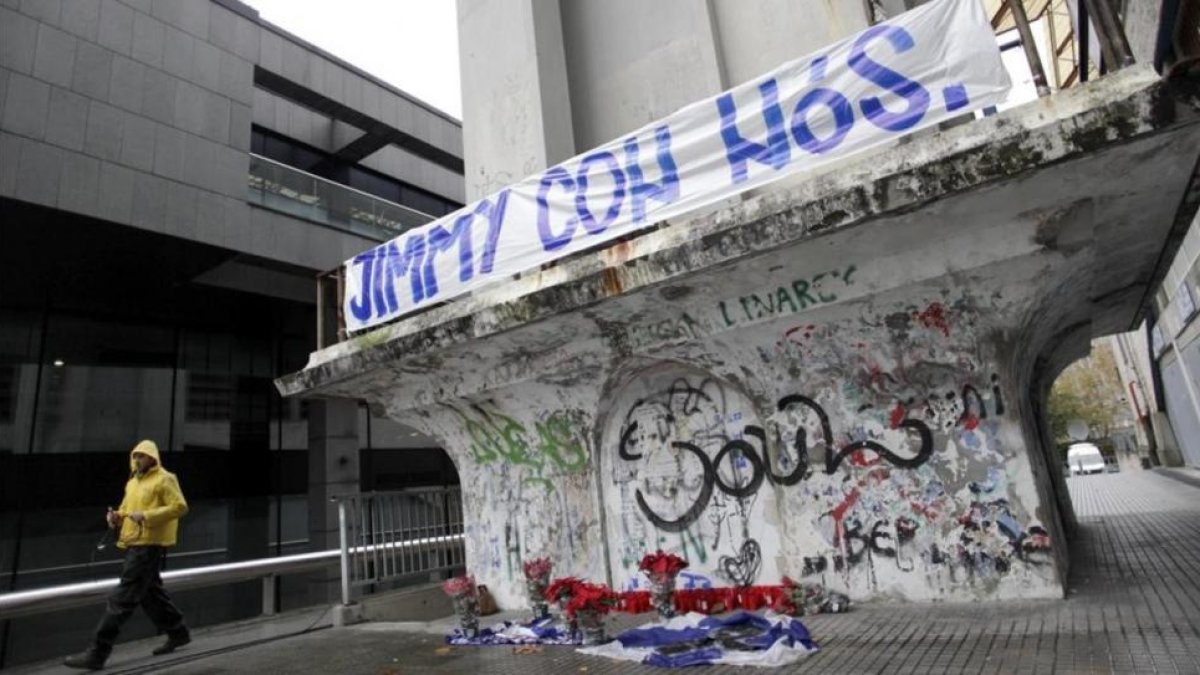 Velas, banderas y flores bajo una pancarta con el lema 'Jimmy con nosotros', colocada en el exterior del estadio de Riazor.