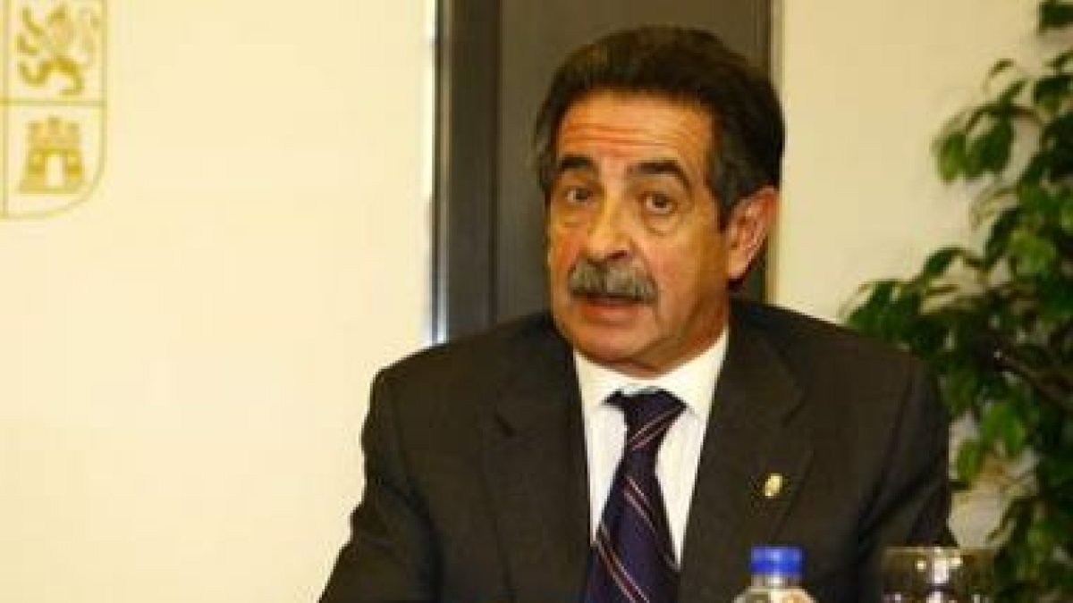 El presidente de Cantabria en un acto relacionado con la gestión de Picos de Europa.