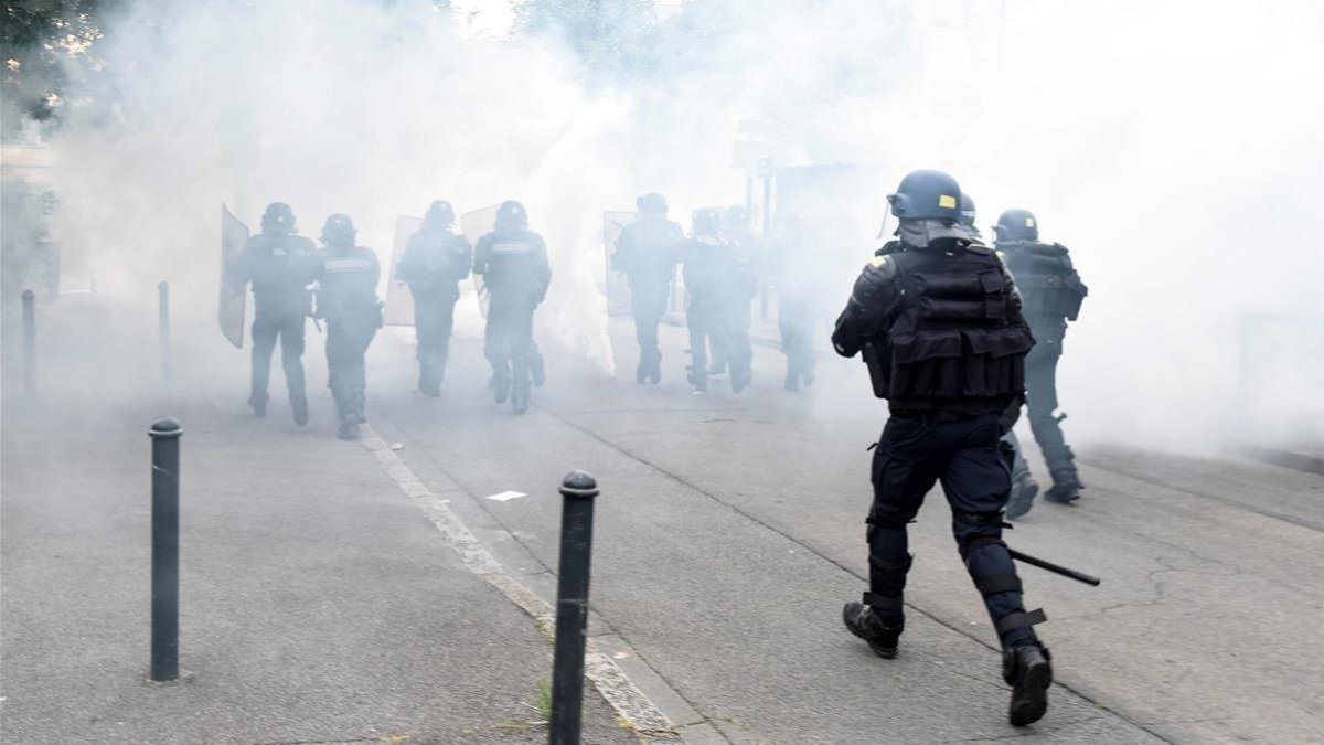 La policía carga contra los manifestantes en medio de una nube de gases lacrimógenos