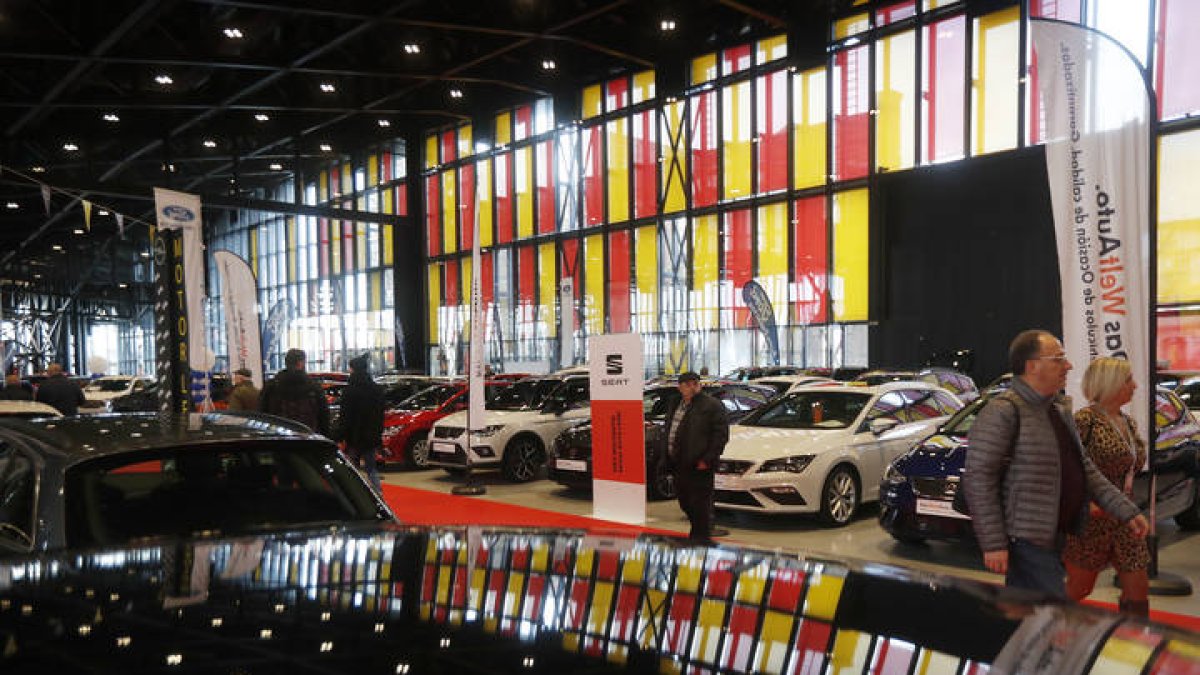 Imagen del salón de automóvil de ocasión en León. JESÚS F. SALVADORES