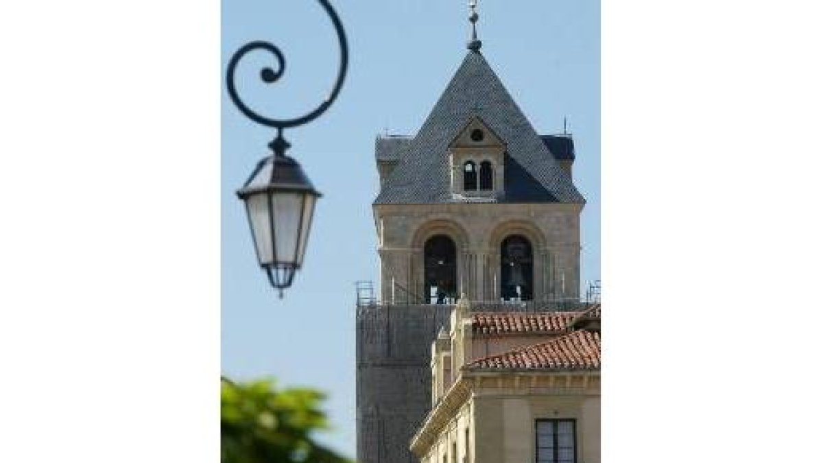 Los turistas se tienen que conformar con mirar al campanario y a la réplica del gallo