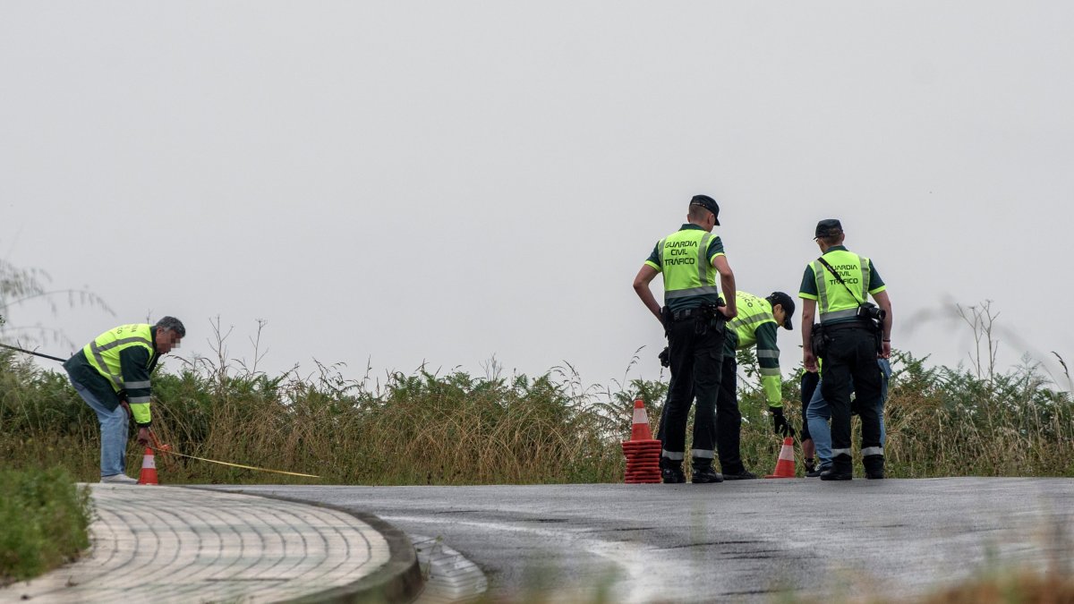 Fotografía de archivo de miembros de la Guardia Civil analizando el lugar donde se produjo un accidente con víctimas mortales. EFE/ EMILIO PÉREZ
