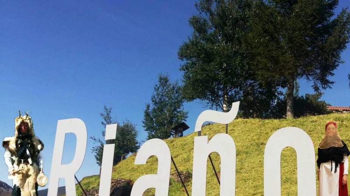 El mirador del Alto de Vacayo y las letras que en la falda de la loma de la iglesia nombran a Riaño. DL