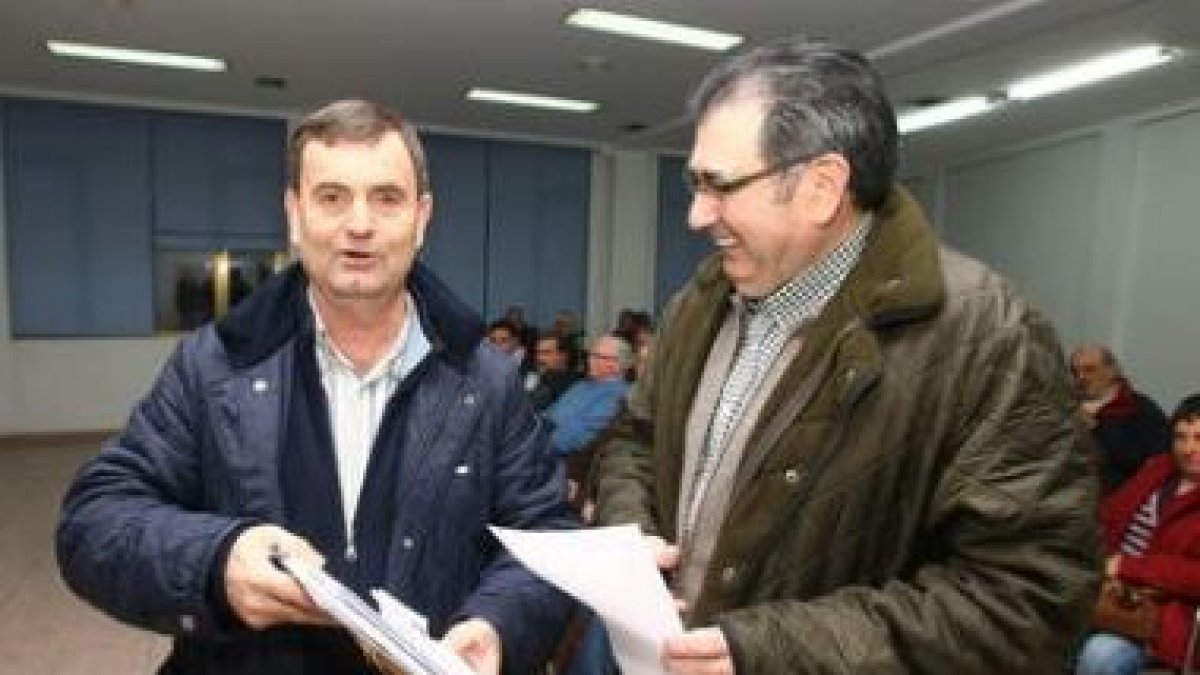 José Antonio Velasco (secretario) y Fidel Cerezales (presidente), ayer noche en el PP.
