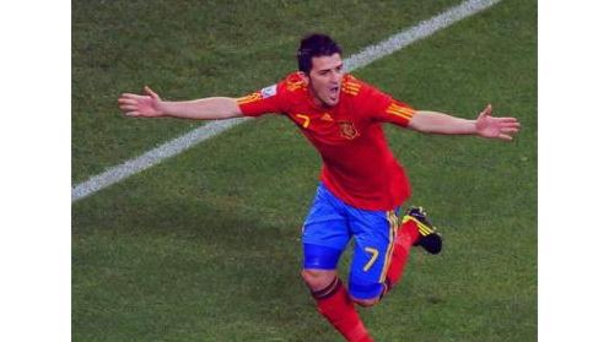 El jugador español Villa celebra a la carrera su gol, el único del partido.
