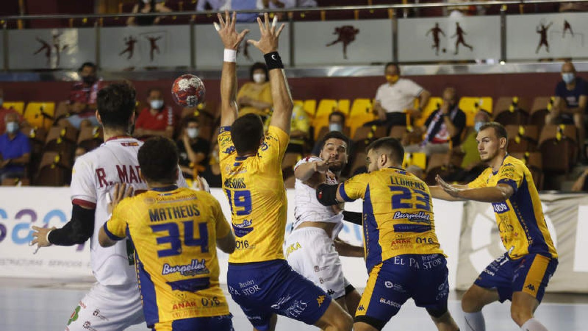 El Ademar recibe hoy al Cuenca en casa con la intención de seguir invicto en la Liga. FERNANDO OTERO
