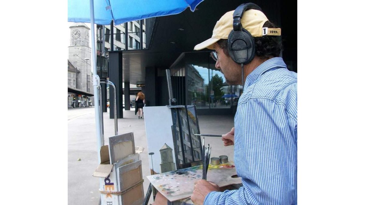 Arriba, Félix de la Concha durante una de sus jornadas pintando la torre del reloj de Sankt Gallen. Además de este proyecto, el leonés continúa trabajando en un gran políptico de diez metros de largo, encargo de la Universidad, que tiene una de las colecc