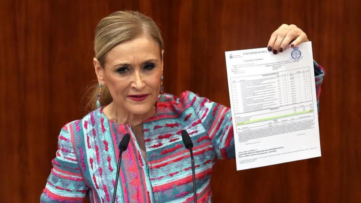 Cifuentes, con un papel