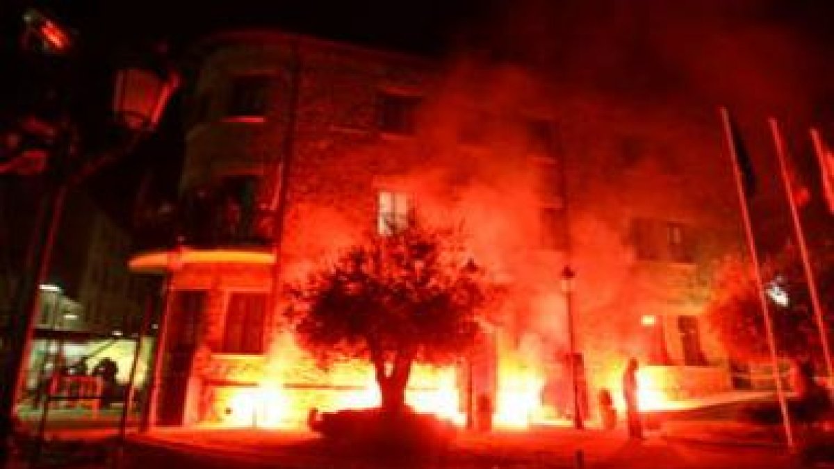 Imagen de la fachada del consitorio, encendida por las llamas de la hoguera de San Juan durante el p