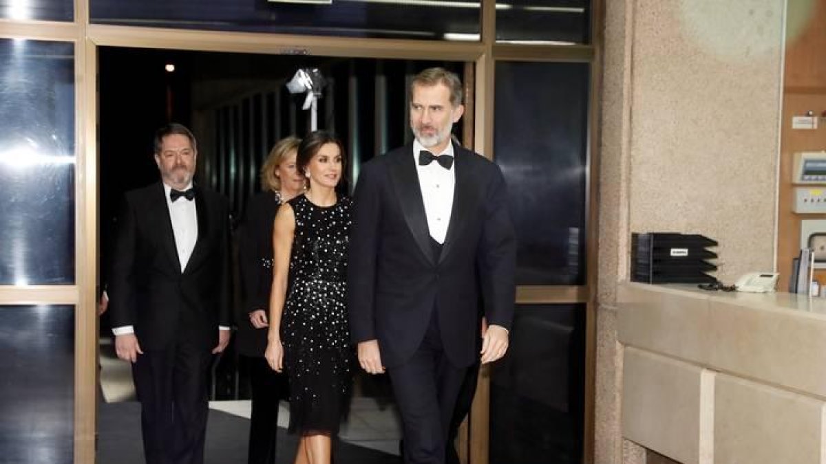 Los reyes Felipe y Letizia a su llegada a la entrega de Premios Internacionales de Periodismo de ABC, ayer en Madrid.