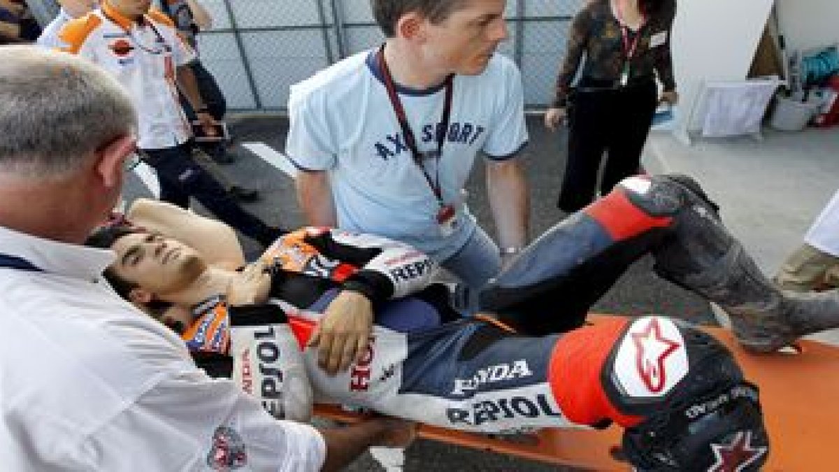 Dani Pedrosa, en una camilla tras estrellarse en Japón.