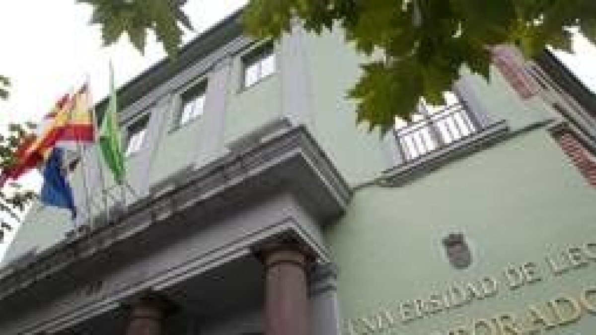 Imagen de las banderas en un edificio en la Universidad de León