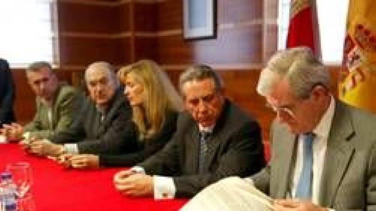 Guisasola, a la derecha de la imagen, en una de las últimas negociaciones con los sindicatos
