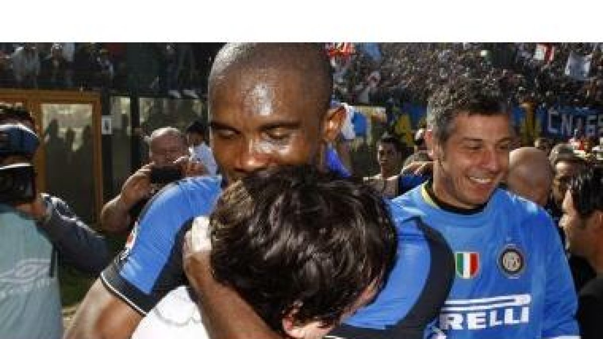 Etoo se abraza con Milito tras ganar al Siena.