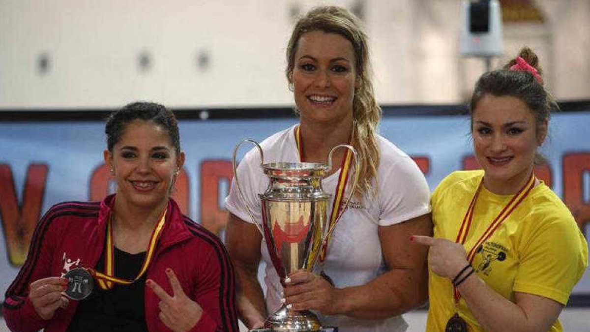 Lidia Valentín, en el centro, con la Copa de España. JAVIER LIZÓN