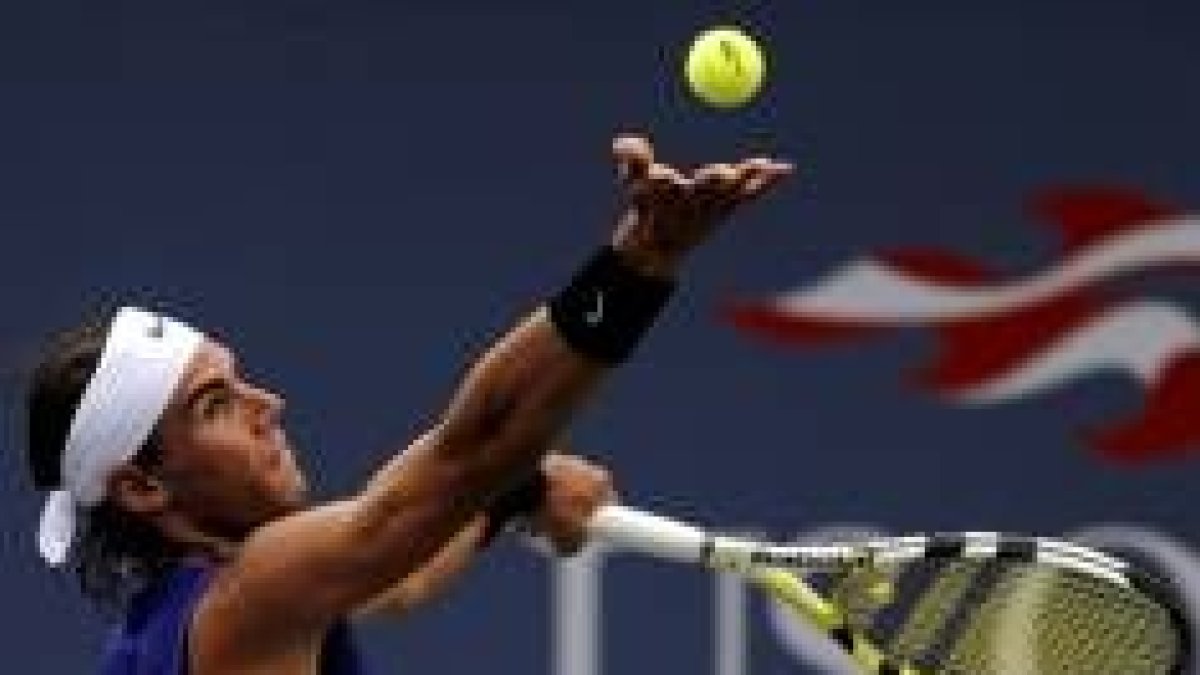 Nadal sirve la pelota al alemán Bjorn Phau durante el primer día del Abierto de Tenis de EEUU