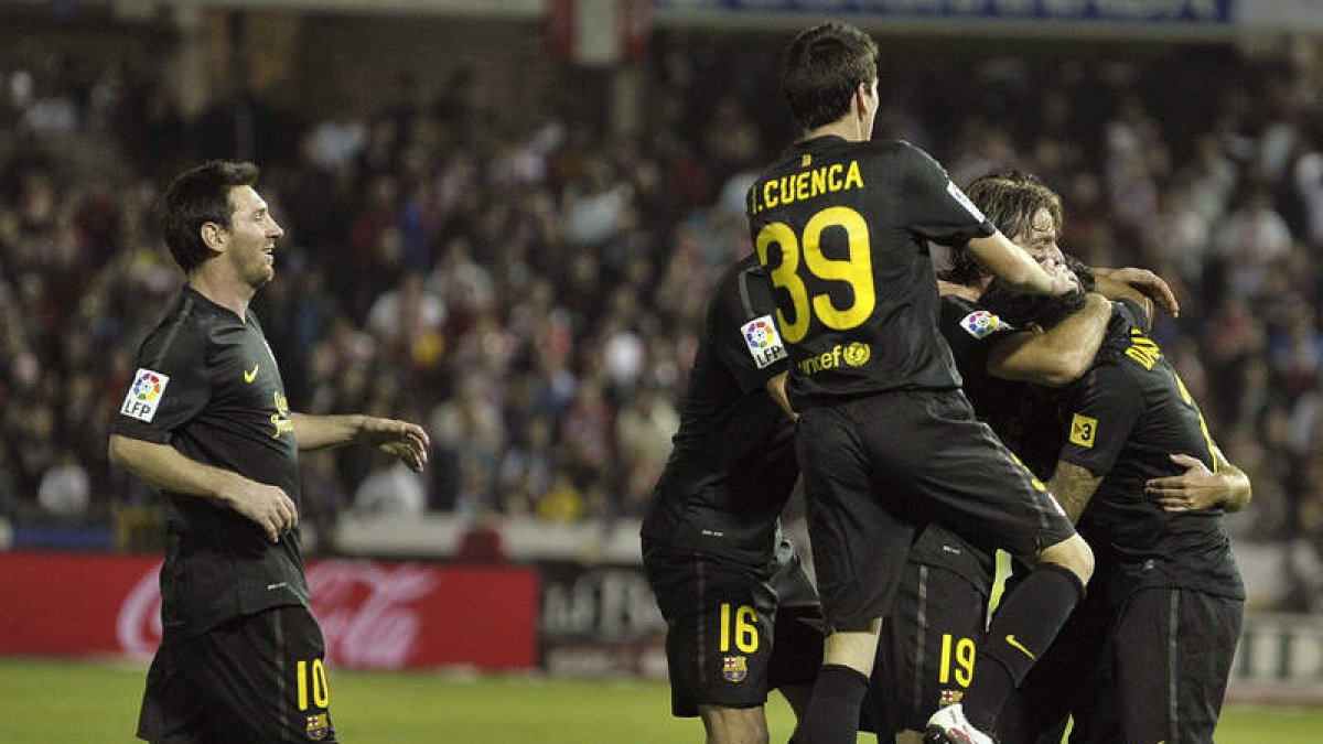 Los jugadores del Barcelona se abrazan a Xavi, el autor del gol de la victoria azulgrana.