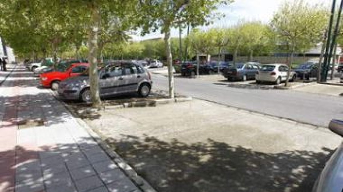 No hay ningún tipo de señalización en las plazas de aparcamiento existentes en Vegazana.