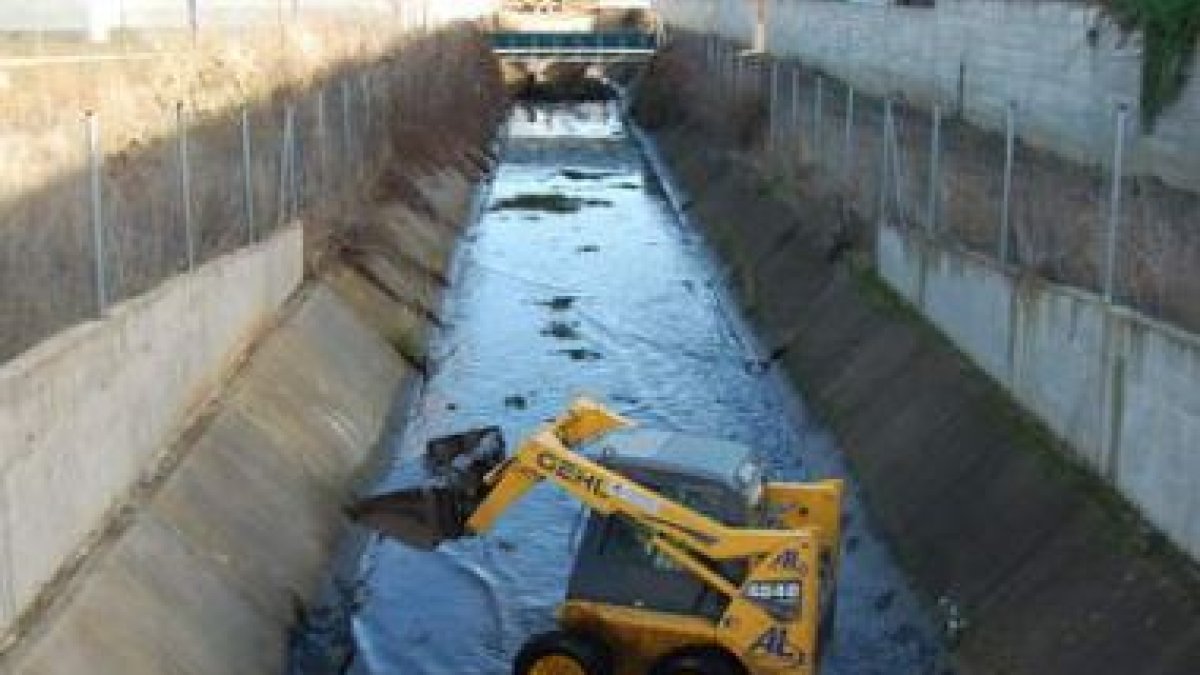 Obras realiza los trabajos de limpieza el canal del Ponjalucho