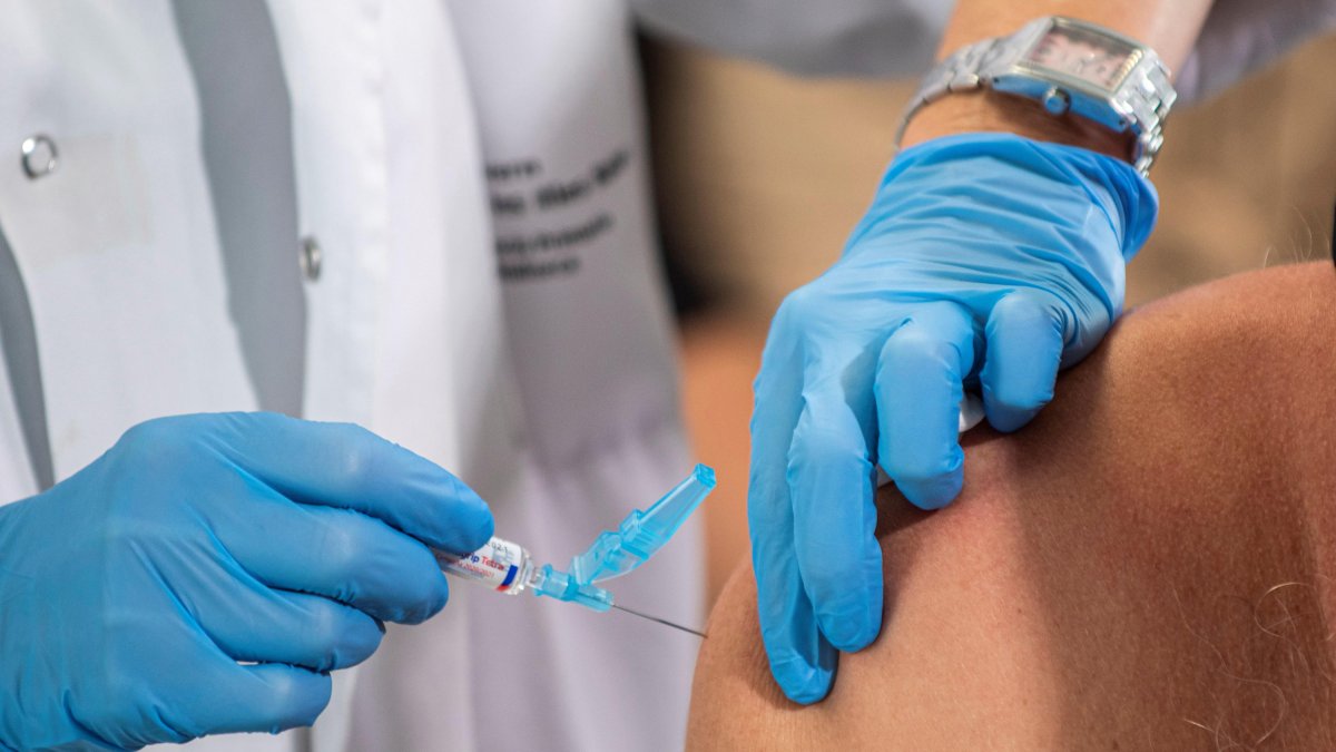 Una persona se vacuna contra la gripe. EFE / CATI CLADERA.