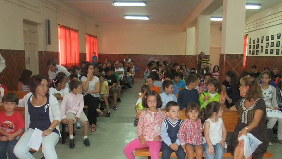 La inauguración de los centros educativos contó con un lleno en el aforo del salón.