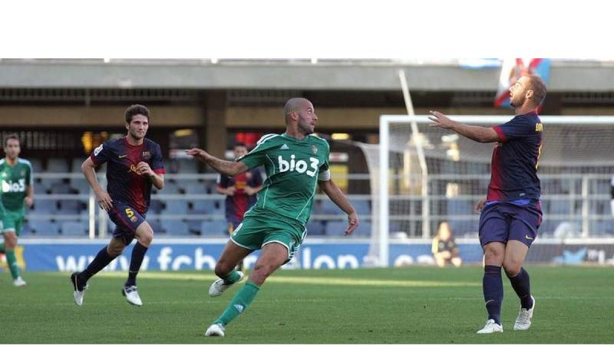 El brasileño Yuri, el mejor ayer de la Ponferradina en Barcelona, busca el balón rodeado por dos jugadores del filial azulgrana en un lance del encuentro.