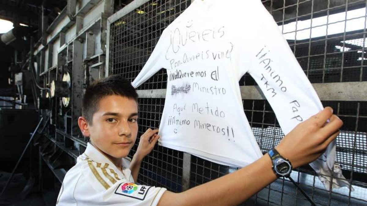 Alejandro, el hijo mayor de Primitivo Basalo, le envió una camiseta a su padre encerrado.