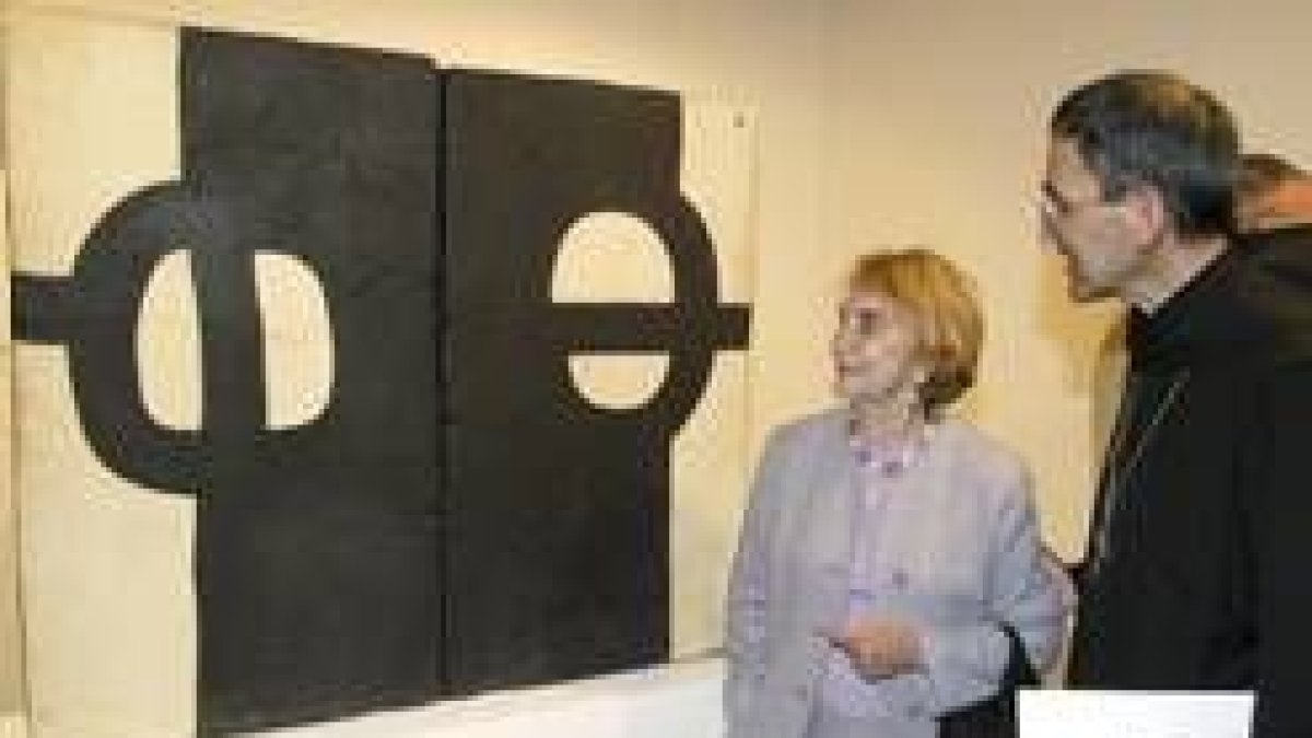 La mujer de Eduardo Chillida, junto al abad del Monasterio de Silos, Clemente Serna