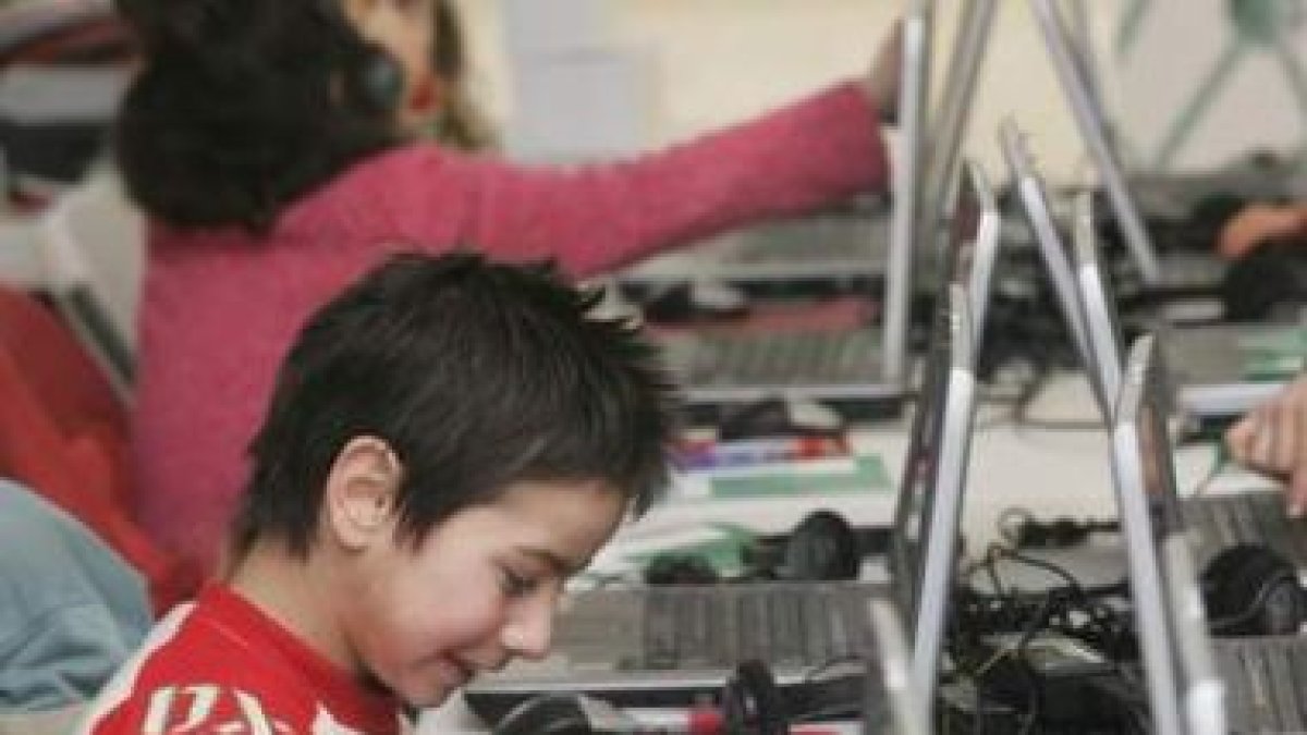 Un niño, navegando a través de Internet, en una imagen de archivo.