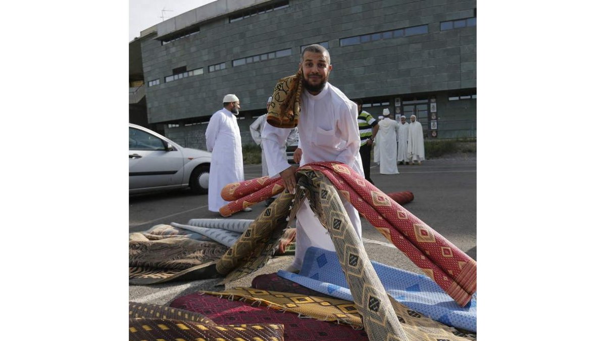 Recogiendo las alfombras tras la oración.