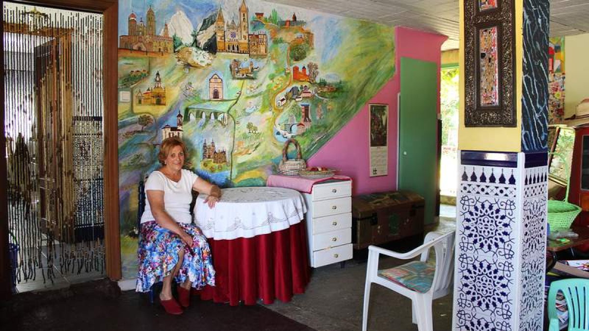 Teodora Herrero ha pintado en las paredes de su casa los principales monumentos del Camino de Santiago.