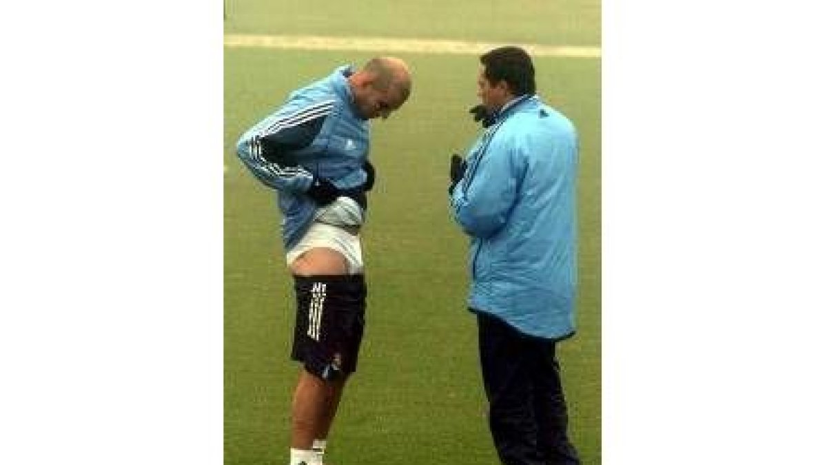 Zidane escucha atento las explicaciones de Vanderlei Luxemburgo